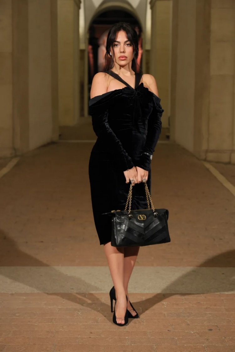 欧冠射手榜-太阳报：乔治娜身穿黑色丝绒连衣裙惊艳亮相时装秀